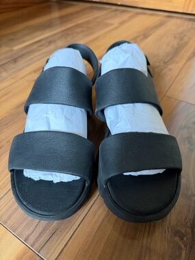 Skechers women’s Black Double Strap luxe foam Sandals
